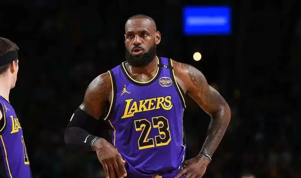 爱游戏体育-篮网B队爆冷湖人，詹姆斯统治全场