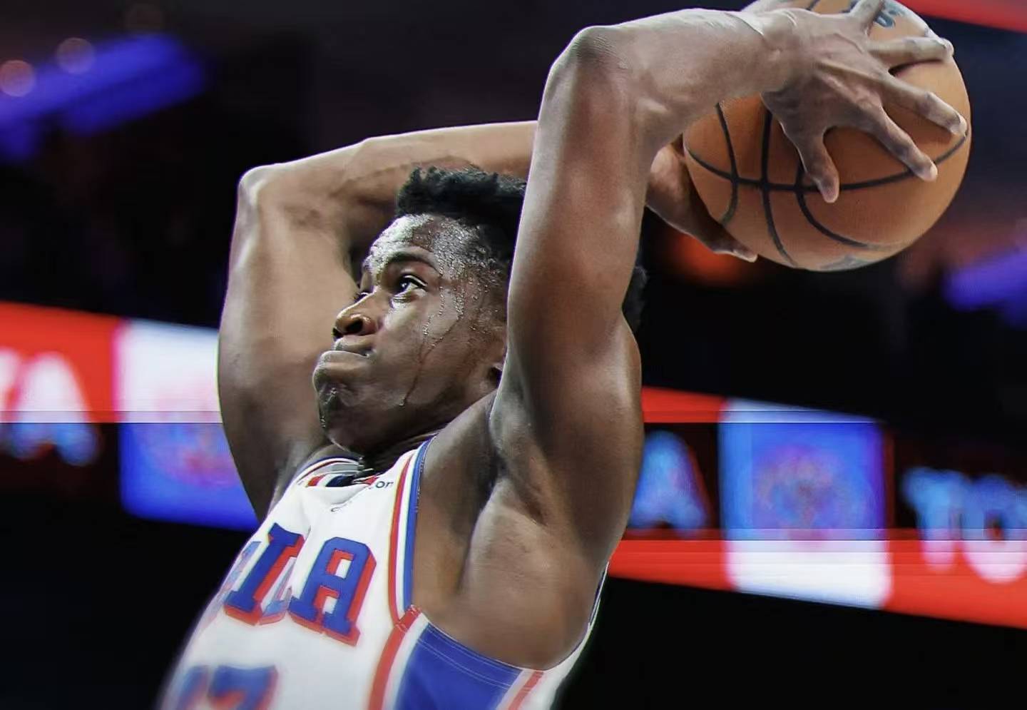 爱游戏APP-篮球选手爆冷获胜，专家预测失准