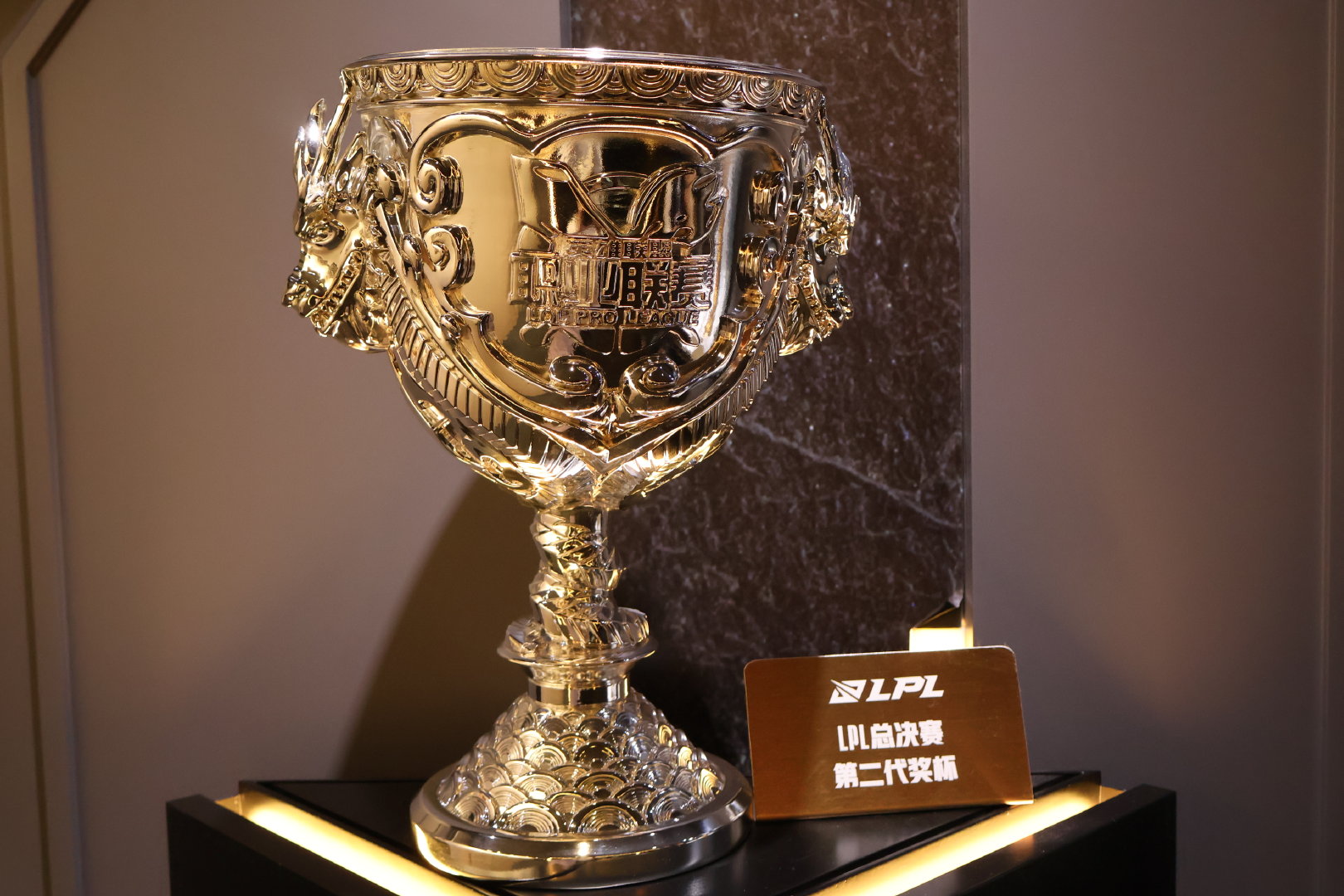 英雄联盟再创历史,冠军实至名归 英雄联盟再创历史,冠军实至名归