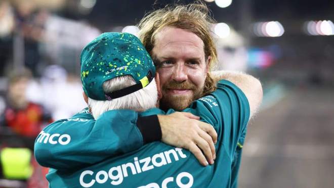 阿斯顿马丁横扫威廉姆斯，佩雷兹带队取胜